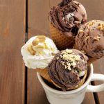 Häagen-Dazs: four ice cream cones with ice cream in a mug